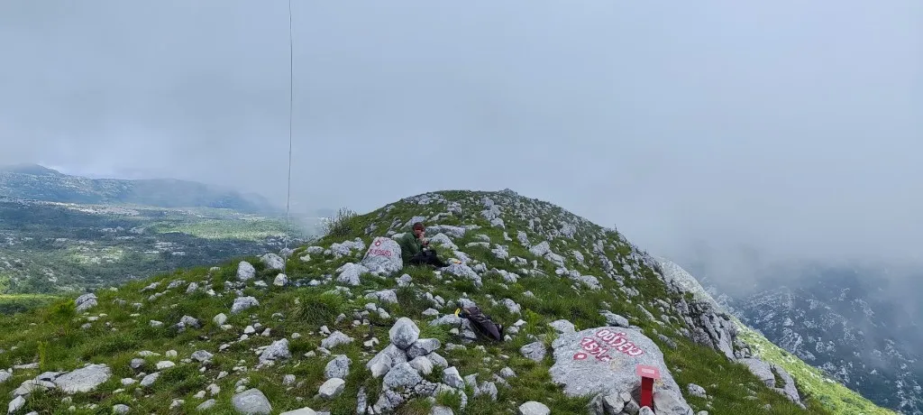 Radio-operater na maglovitom planinskom vrhu tokom SOTA aktivacije