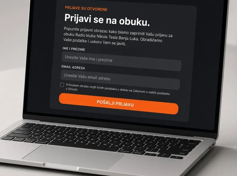 Laptop mockup sa formom za prijavu na obuku E74BYZ