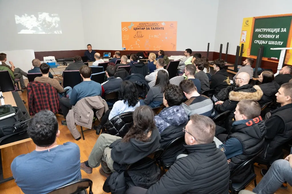 Obuka za radio-amatere sa predavačem i učesnicima u učionici