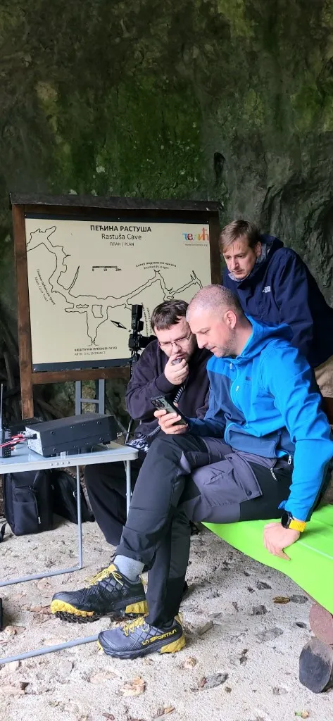 Ruke na Yaesu radiju tokom klupske obuke