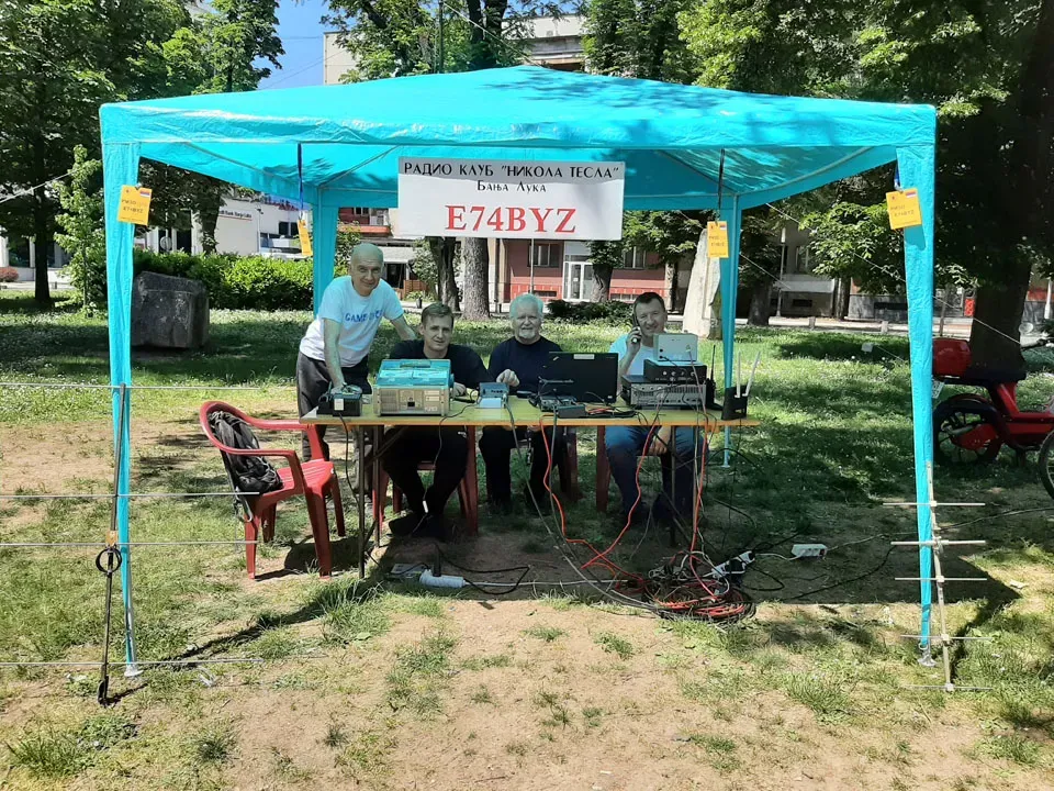 Klupska terenska stanica koja pokazuje portable radio-kapacitet u Banjoj Luci