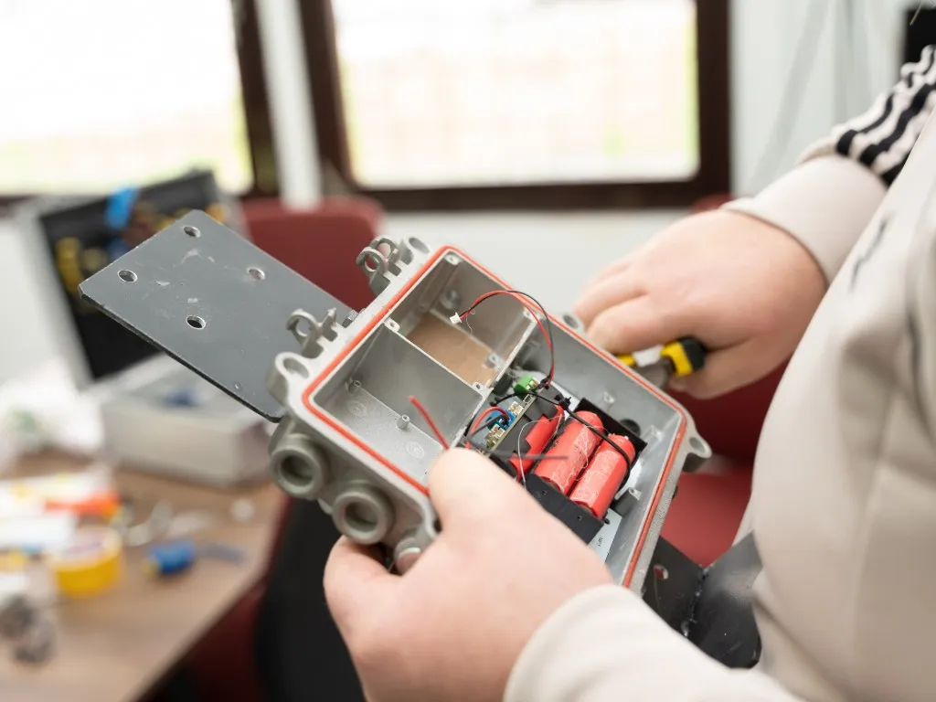 Ruke sklapaju eksperimentalno elektronsko kućište sa baterijama i modulima