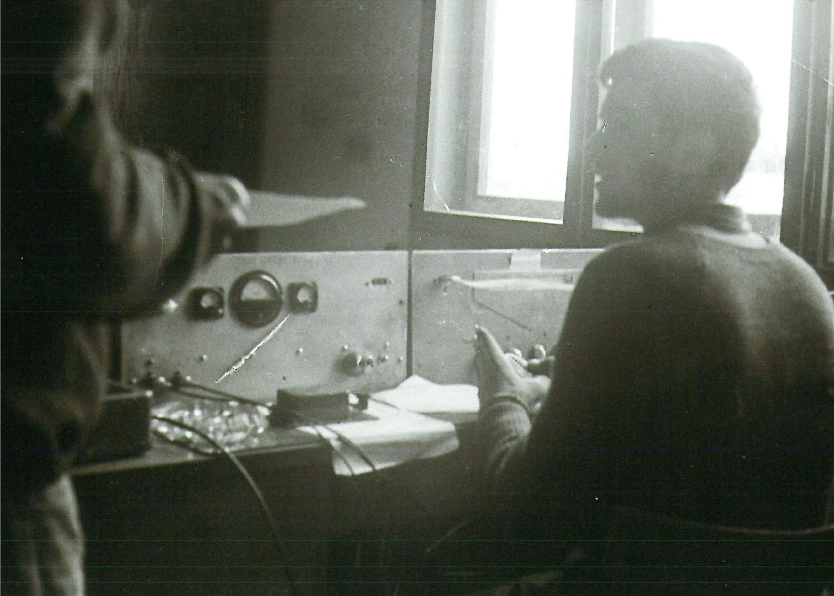 Radio-oprema i sto stanice kraj prozora klupske stanice
