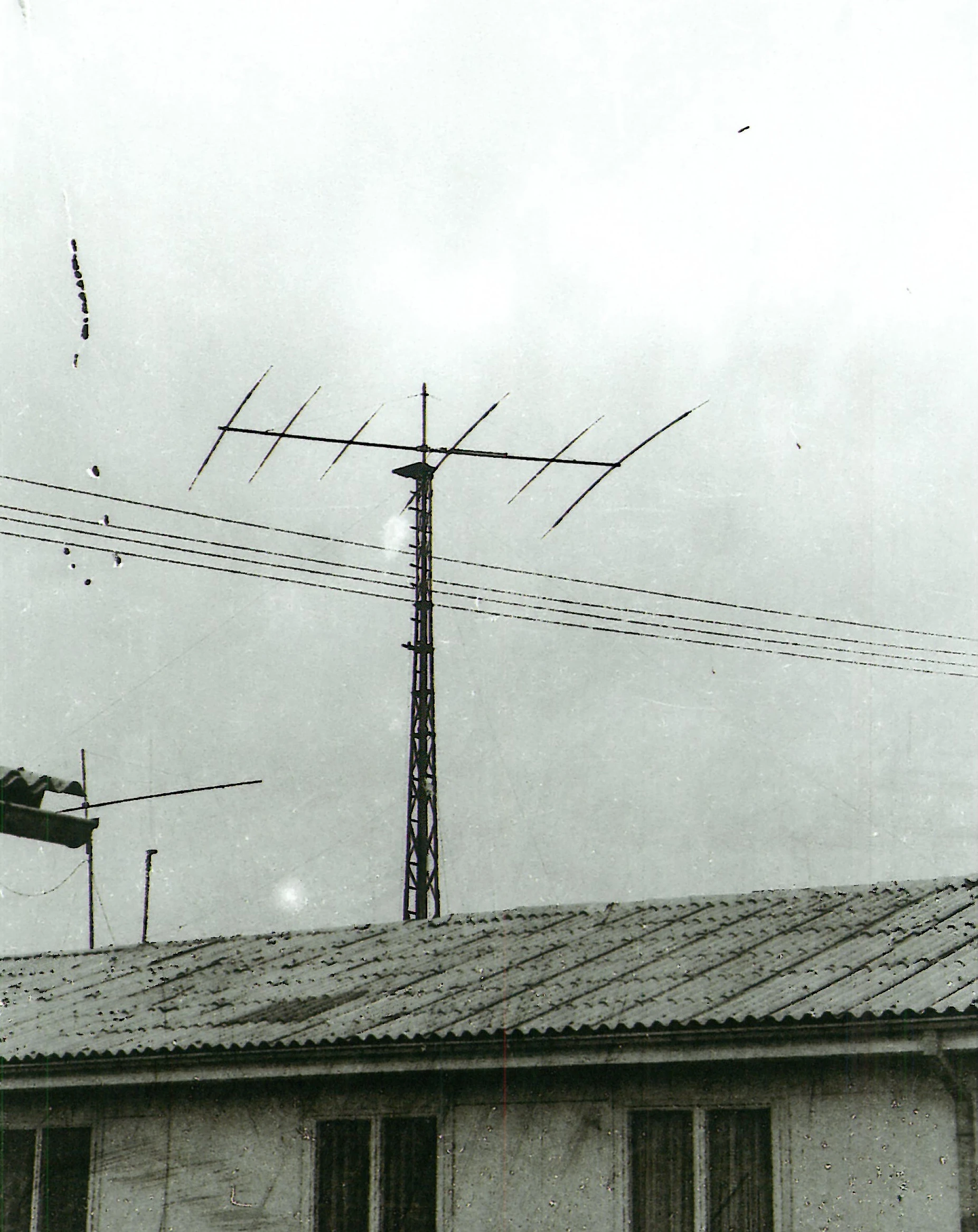 Antenski stub postavljen na zgradi kluba