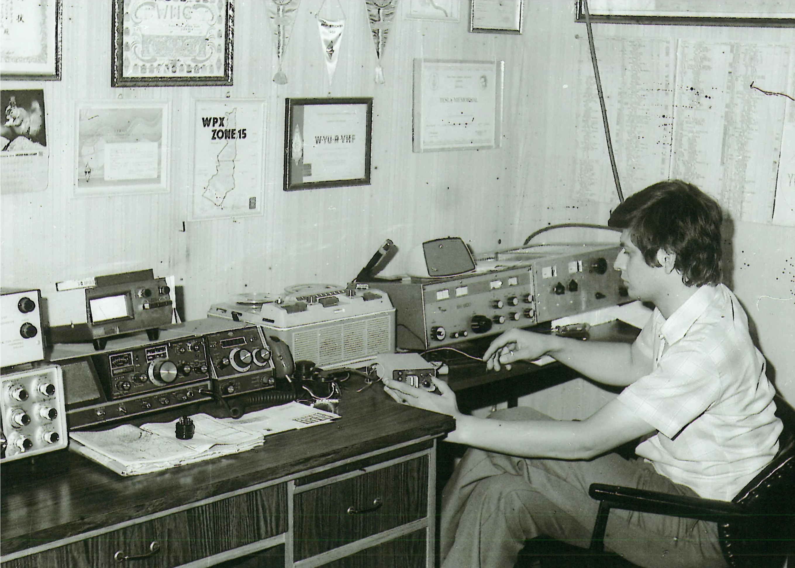 Radio-amater za stolom radio-stanice