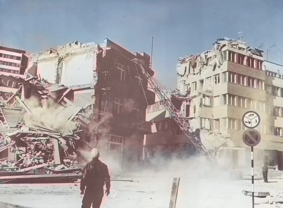 Banja Luka nakon zemljotresa 1969. — oštećene zgrade i ljestve za spašavanje