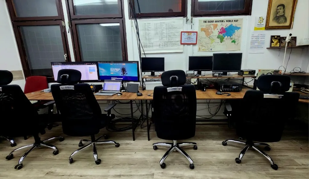Klupski operatorski sto sa radio-stanicama, kompjuterima i stolicama za operatore