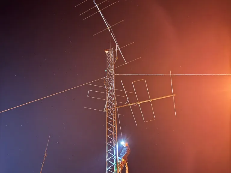 Noćni uspon na klupski antenski stub sa čelanom lampom