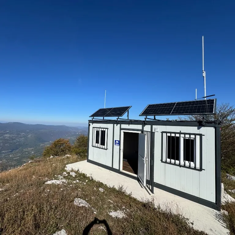 Tehnički kontejner na Čemernici / Golom Visu sa solarnim panelima i antenama
